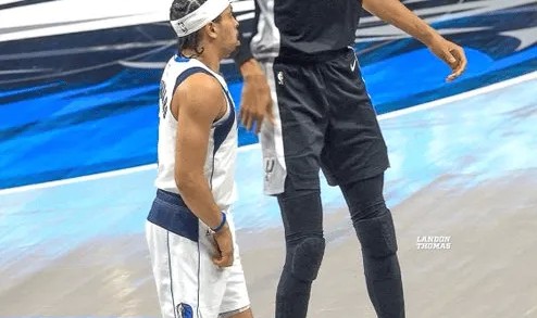 误入巨人国！Memes晒内姆布哈德和文班亚马的身高对比